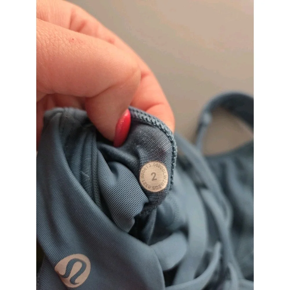 Lululemon Sports Bra Free To be Elevated Light Support D/Dd Size 2 Blue